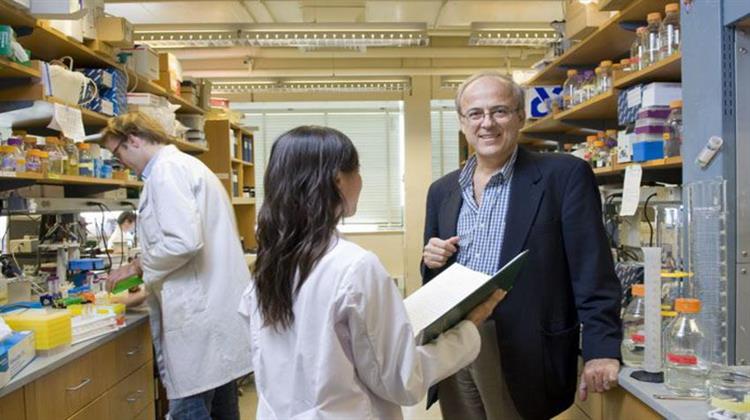 Ελληνας Kαθηγητής στο MIT Μετατρέπει τα Καυσαέρια σε Υγρά Καύσιμα