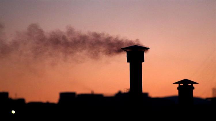 Guardian: Οι Έλληνες Καίνε Μέχρι και τα Σκουπίδια τους για να Ζεσταθούν