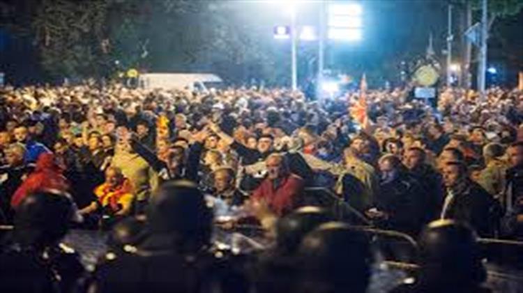 Έκρυθμη Κατάσταση στην ΠΓΔΜ με Εισβολή Διαδηλωτών στο Κοινοβούλιο