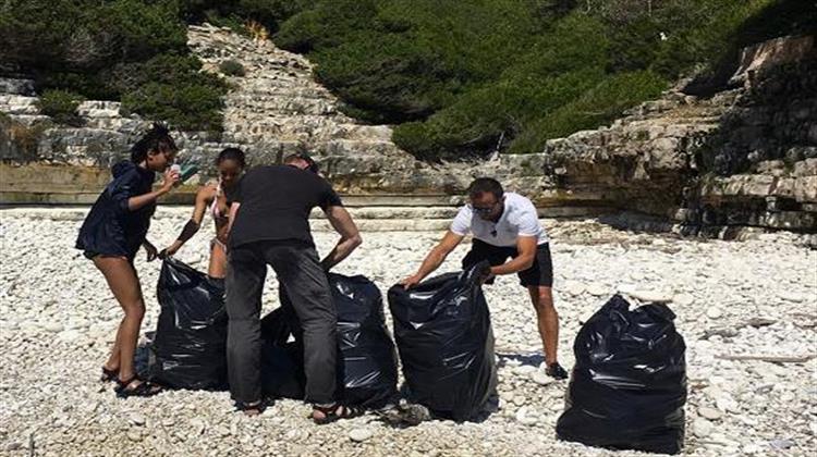 Η Οικογένεια του Γουίλ Σμιθ Μάζεψε τα Σκουπίδια στις Παραλίες των Αντίπαξων