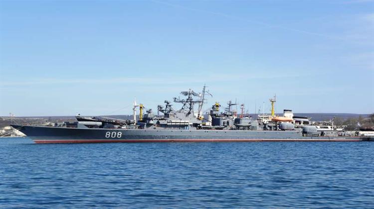 Ρωσικό Πολεμικό Πλοίο Παρακολουθεί το Αμερικανικό USS Fort McHenry στη Μαύρη Θάλασσα