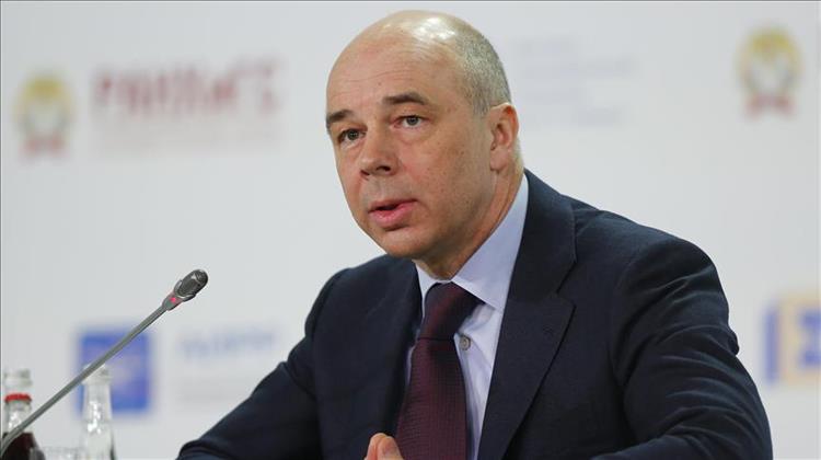 Oil Falls With Possibility of OPEC, Russia Output Boost