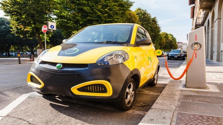 Η Ζήτηση Ηλεκτρικών Αυτοκινήτων Αυξάνεται Αλλά η Καταναλωτική Κρίση Εν Μέσω Αβεβαιότητας Πλήττει Συνολικά την Αγορά Αυτοκινήτου στο Ηνωμένο Βασίλειο