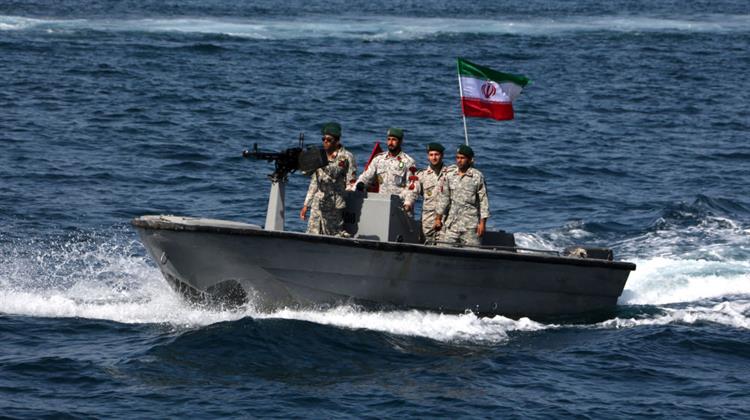 To Ιράν Συντηρεί την Ένταση στον Περσικό: Νέα Ακινητοποίηση Πλοίου που Φέρεται να Μετέφερε Λαθραία Πετρέλαιο στα ΗΑΕ