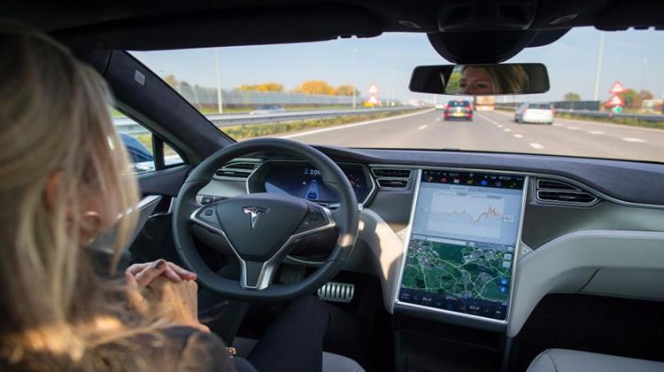 Η Tesla Πουλάει, Αλλά τα Δυστυχήματα Λόγω Autopilot Προβληματίζουν