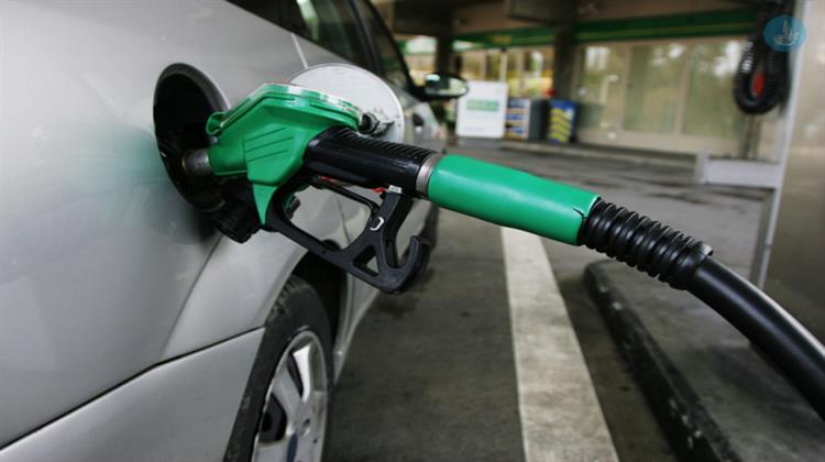 Οι Καταναλωτές Περιμένουν Μειώσεις Τιμών στα Πρατήρια Καυσίμων Μετά τη Βουτιά του Πετρελαίου