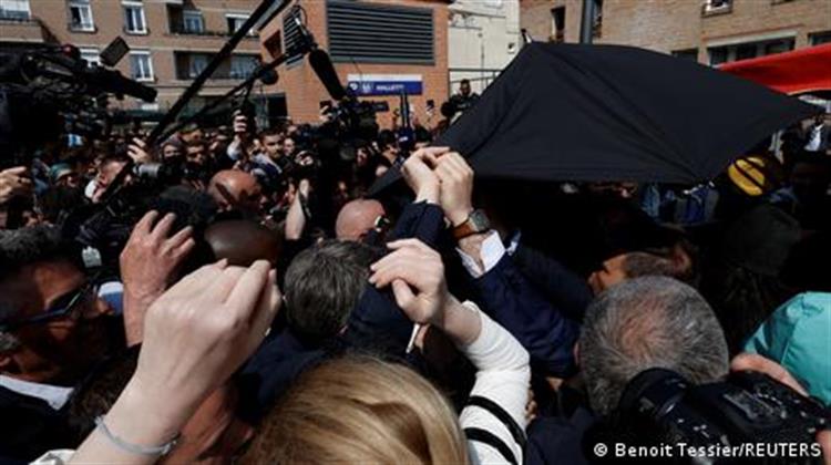 Με ...Ντομάτες Υποδέχθηκαν τον Μακρόν - Πότε θα Διοριστεί ο Νέος Πρωθυπουργός της Γαλλίας