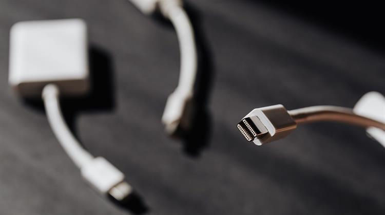 Η ΕΕ Επιβάλλει τον Ενιαίο Φορτιστή για Όλες τις Φορητές Ηλεκτρονικές Συσκευές Παρά την Αντίθεση της Apple