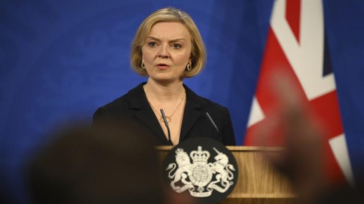 Βρετανία: Μετά τη Συγγνώμη και την Εγκατάλειψη του Οικονομικού της Προγράμματος, τα Προβλήματα Παραμένουν για τη Λιζ Τρας