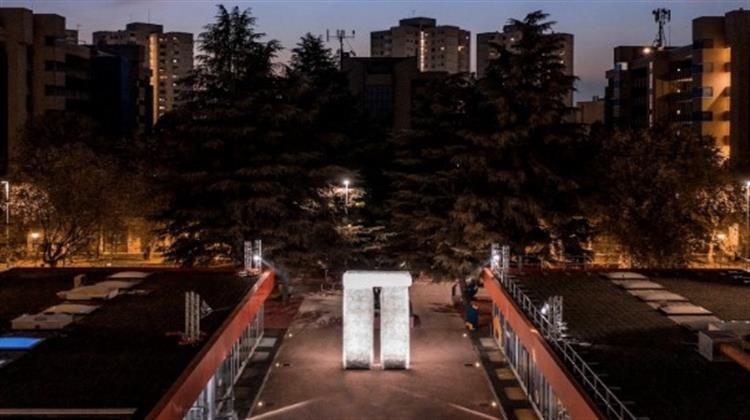 Στο Μιλάνο, ένα... Στόουνχεντζ με 16.000 Ανακυκλωμένα Πλαστικά Μπουκάλια