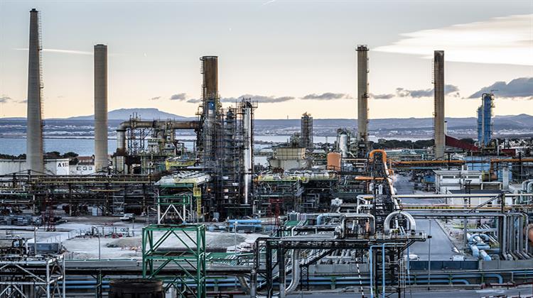 Σε Πολυήμερη Απεργία στα Διυλιστήρια της Γαλλίας Καλεί το Μεγαλύτερο Συνδικάτο