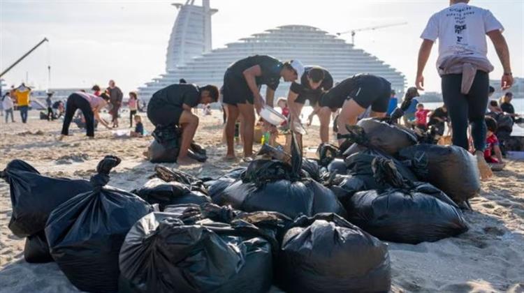 Ρύπανση: Γέμισαν με Μικρά Πλαστικά Σφαιρίδια Παραλίες στο Ντουμπάι