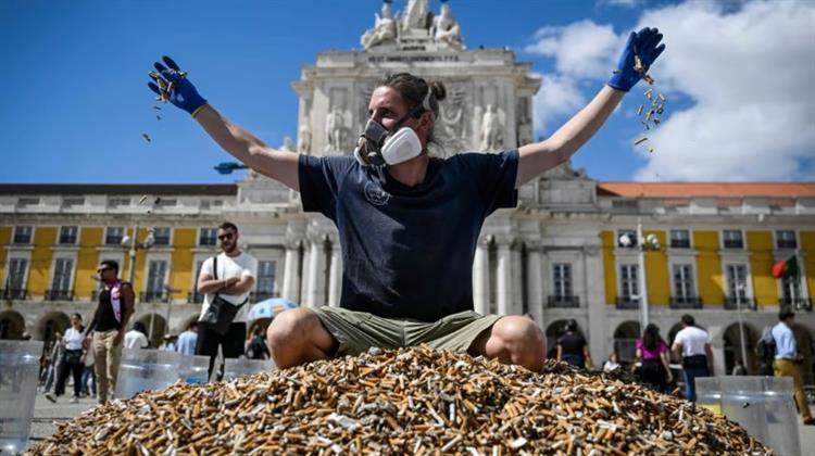 Μάζεψαν 650.000 Αποτσίγαρα και τα Στοίβαξαν σε Πλατεία της Λισαβόνας