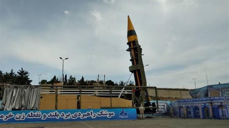 Το Ιράν παρουσίασε νέο βαλλιστικό πύραυλο με βεληνεκές 2.000 χλμ