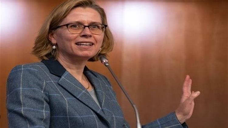 Αμερικανίδα Ορίστηκε σε Υψηλόβαθμο Πόστο στην Κομισιόν: Έντονες Αντιδράσεις