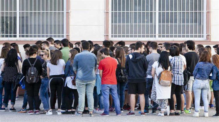 Ποιος Φταίει που Μένουν Πίσω οι Έλληνες Μαθητές;