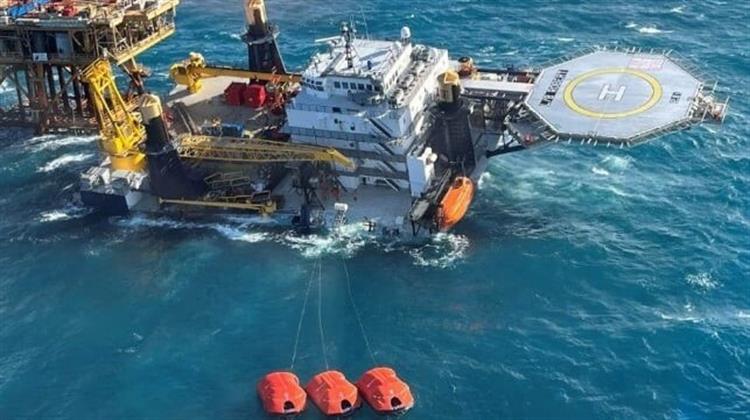 HΠΑ: Πως τα  Υψηλά Κύματα Ανέτρεψαν Ανυψωτικό Πλοίο για Πλατφόρμες Πετρελαίου