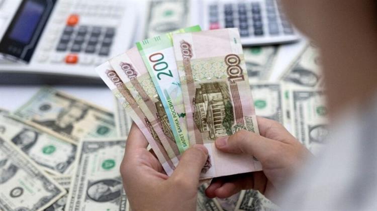 Πτώση για το Ρούβλι καθώς η Ουκρανία Χτυπά Διυλιστήριο Βαθιά στο Ρωσικό Έδαφος