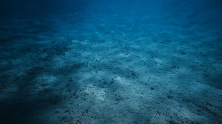 Η Βαθύτερη Υποθαλάσσια Γεώτρηση Έφερε στο Φως Πετρώματα της Αβύσσου που Φωτίζουν τη Ζωή στη Γη