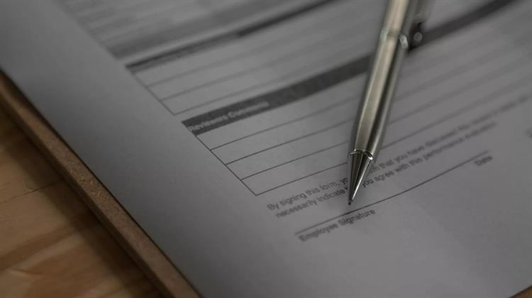 Γιατί η Κομισιόν Βάζει στο Μικροσκόπιο τις Συμβάσεις του Ελληνικού Δημοσίου – Τι Ζητούν να Αλλάξει