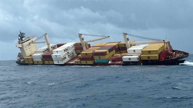 Ινδία: Πλαστικά Απόβλητα Παρασύρονται στην Ακτή μετά τη βύθιση του MSC Boxship