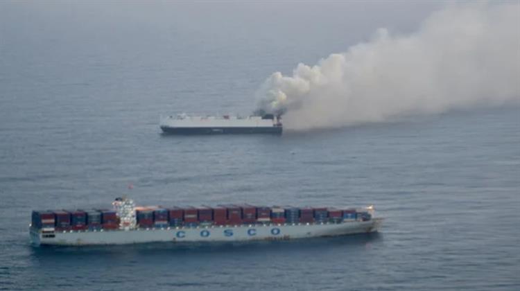 Πλοίο Μεταφοράς Ηλεκτρικών και Υβριδικών Οχημάτων Εγκαταλείφθηκε και Φλέγεται στον Ειρηνικό