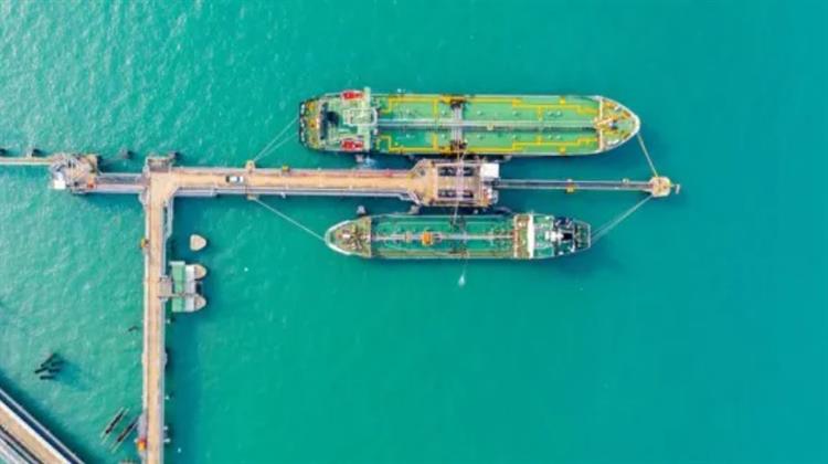 Ινδία: Ρωσικό Τάνκερ Σπάει την Απαγόρευση του Ιδιοκτήτη του Λιμανιού Mundra και Ξεφορτώνει Αργό