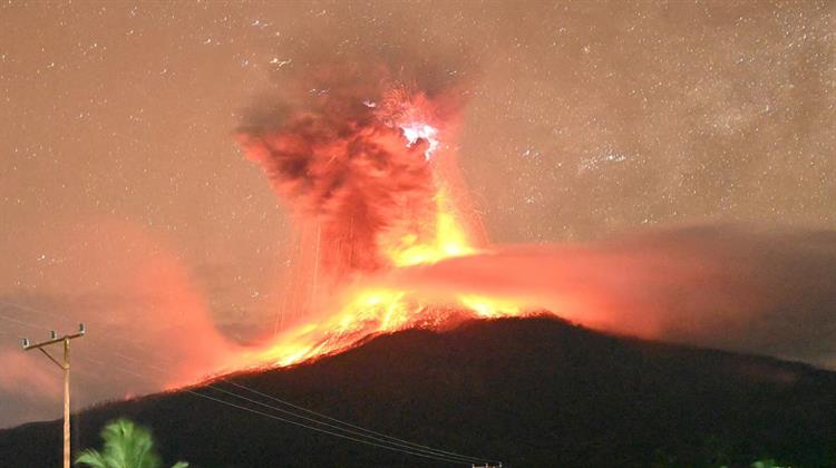 Ινδονησία: Νέα Eκρηξη Hφαιστείου στη νήσο Φλόρες, το Eπίπεδο Συναγερμού στο Μέγιστο