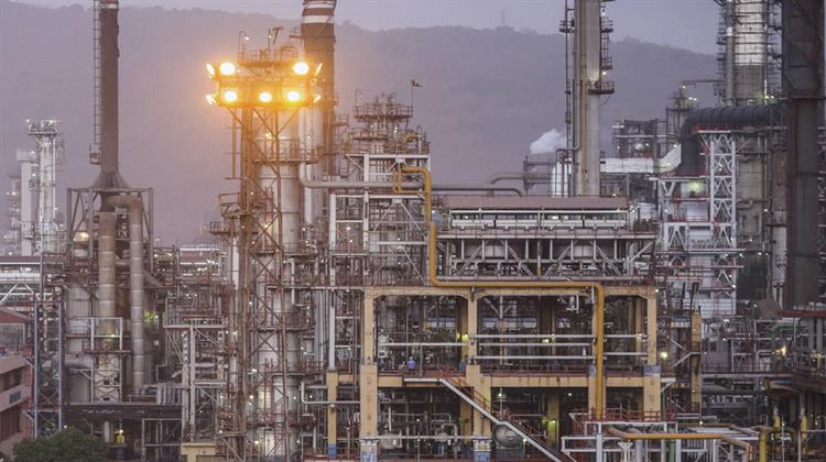 India Poised to Sharply Cut Russian Oil Purchases After Sanctions, Sources Say