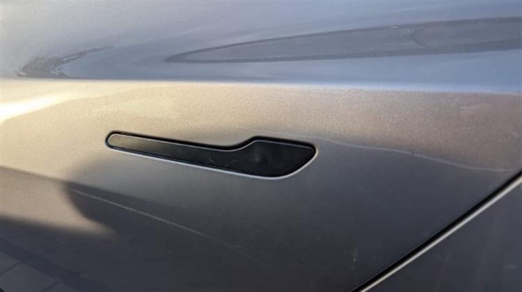 Kίνα: Φρένο στα Πολύ Γρήγορα ΕV και στις «Κομψές» Λαβές Θυρών για Λόγους Ασφαλείας