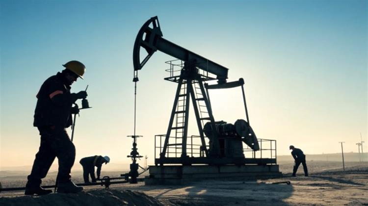 Η Tιμή του Πετρελαίου Υποχωρεί καθώς οι Ανησυχίες για το Πλεόνασμα Αντισταθμίζουν τους Γεωπολιτικούς Κινδύνους