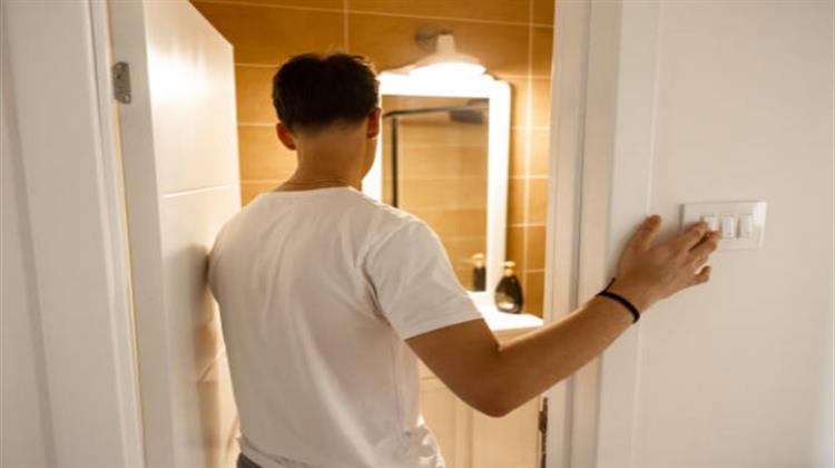 Φως στο Σκοτάδι της Ακρίβειας: Διολισθαίνει η Χονδρική Τιμή στον Ηλεκτρισμό