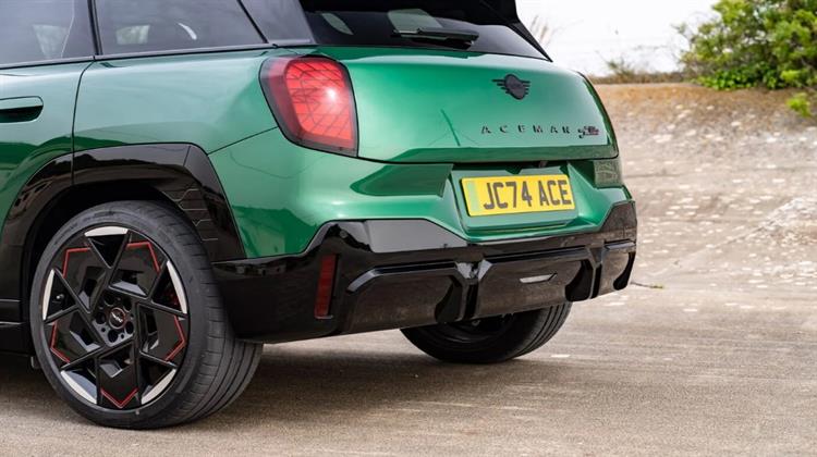 Οι Βρετανοί Oδηγοί που Στρέφονται στα Ηλεκτρικά Οχήματα προτιμούν το Πράσινο Χρώμα