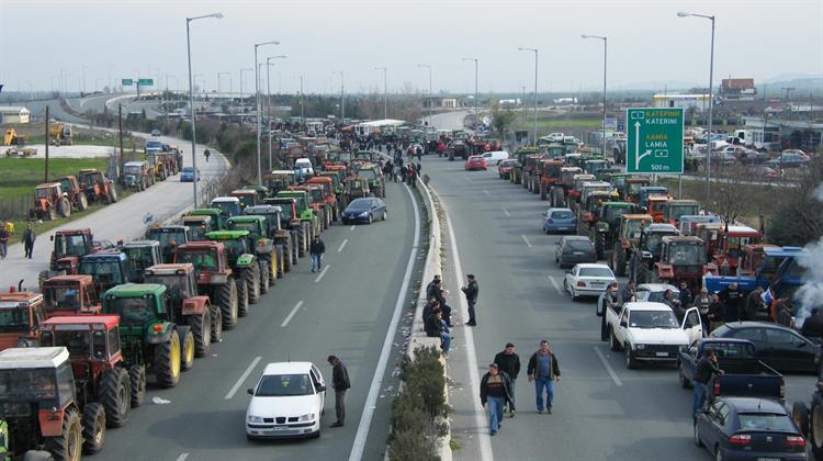 Aγρότες: Τα Πήραν Σxεδόν Όλα κι Έμειναν στα Μπλόκα!