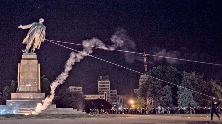 Γκρέμισαν Άγαλμα του Λένιν στην Ουκρανία
