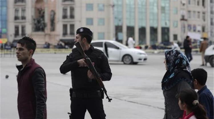 Κωνσταντινούπολη - Γυναίκα Ανοίγει Πυρ Εναντίον Αστυνομικού Φυλακίου στην Πλατεία Ταξίμ