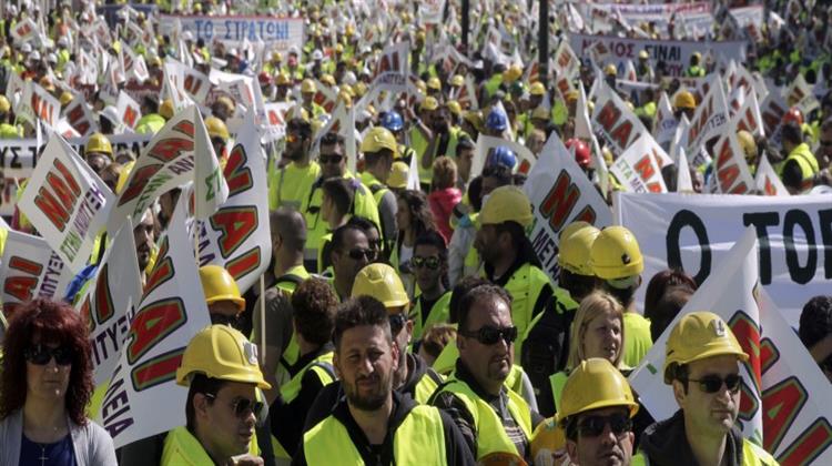 Έξω από τη Βουλή Διαδηλώνουν οι Μεταλλωρύχοι