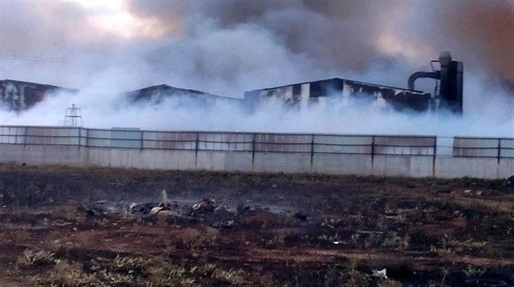 Τοξικό Νέφος Από την Πυρκαγιά στο Εργοστάσιο Ανακύκλωσης στον Ασπρόπυργο Κάλυψε την Αττική