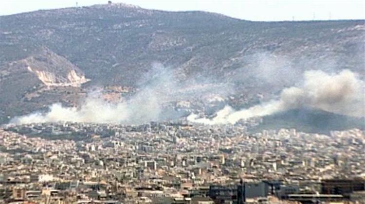 Σε Εξέλιξη Πυρκαγιά σε Κατοικημένη Περιοχή στον Υμηττό - Σπίτια Έχουν Παραδοθεί στις Φλόγες