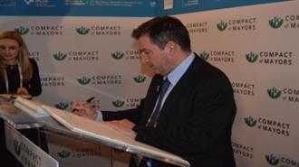 Παρίσι: Ο Δήμαρχος Αθηναίων Υπογράφει τη Διακήρυξη των Πόλεων για την Κλιματική Αλλαγή
