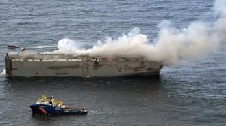 Το Fremantle Highway Εξακολουθεί να Φλέγεται Ανοικτά των Ολλανδικών Ακτών