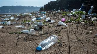 Καταναλωτές καταγγέλλουν στην ΕΕ τους παραγωγούς πλαστικών μπουκαλιών νερού για «πράσινο ξέπλυμα»