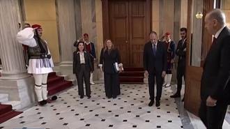 Μία Υπόκλιση Χίλιες Λέξεις! – Η Επίσκεψη Ερντογάν Έχει και Σκοτεινή Πλευρά…