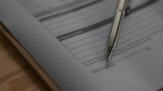 Γιατί η Κομισιόν Βάζει στο Μικροσκόπιο τις Συμβάσεις του Ελληνικού Δημοσίου – Τι Ζητούν να Αλλάξει