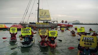 H Δράση της Greenpeace στο Βέλγιο Έκανε 2 Τάνκερ Μεταφοράς LNG να Αλλάξουν Πορεία