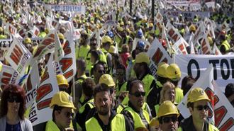 Έξω από τη Βουλή Διαδηλώνουν οι Μεταλλωρύχοι