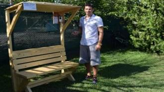 Το Πρώτο Ηλιακό Ξύλινο Παγκάκι Είναι Γεγονός